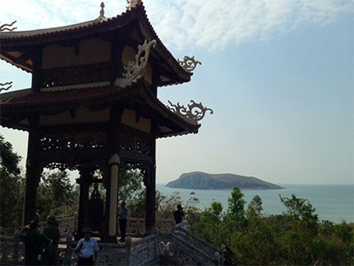 Tháp chuông trong khu vực an táng, phía xa là Đảo Yến