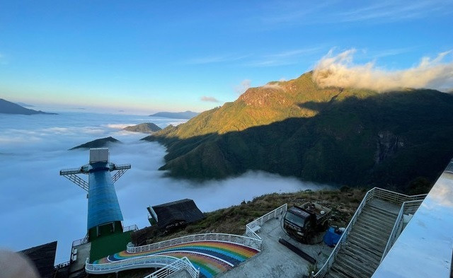 Trong ánh hoàng hôn, cầu kính Rồng Mây đẹp như một bức tranh giữa núi non trùng điệp. Ảnh: LỘC LIÊN