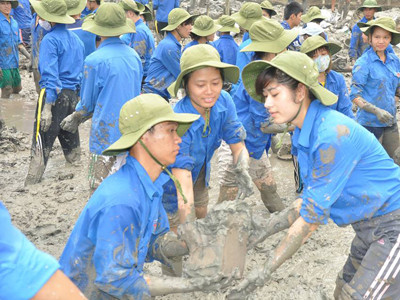 Sinh viên tình nguyện giúp dân tại Quế Võ, Bắc Ninh