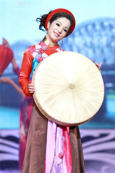 Danh hài Thúy Nga khoe vẻ đẹp tươi trẻ, nhẹ nhàng với áo tứ thân và nón quai thao