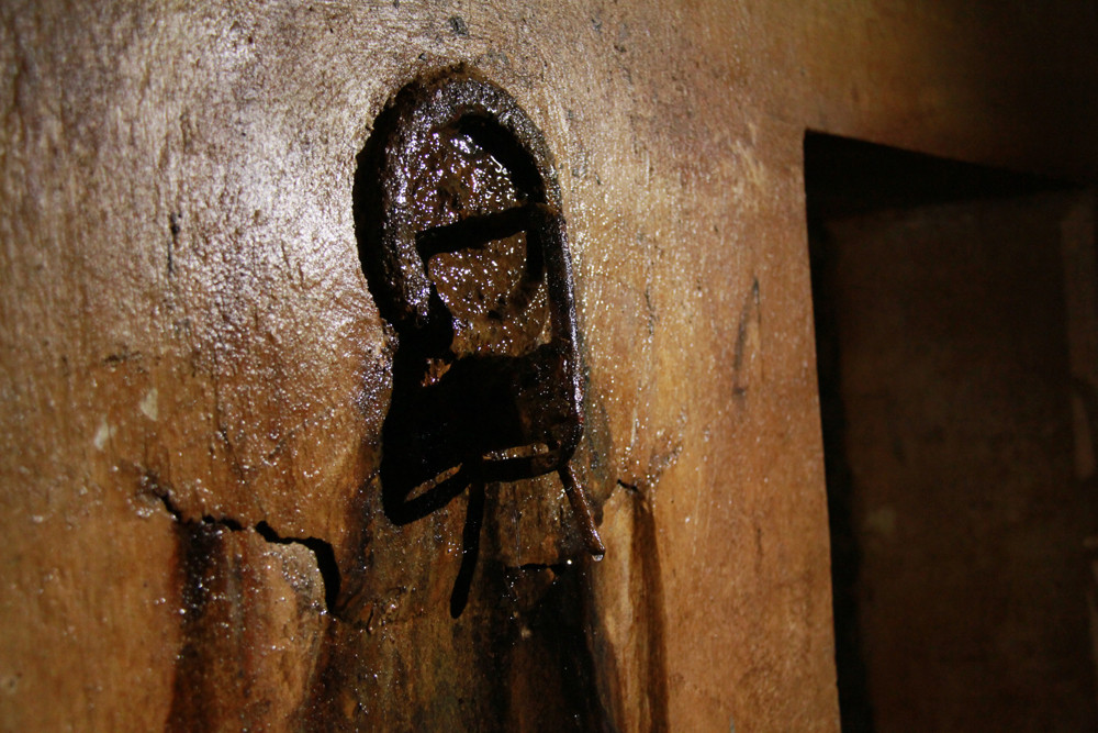 Nước cũng thấm vào hầm khá nhiều. Trên tường, dưới nền đều có nước