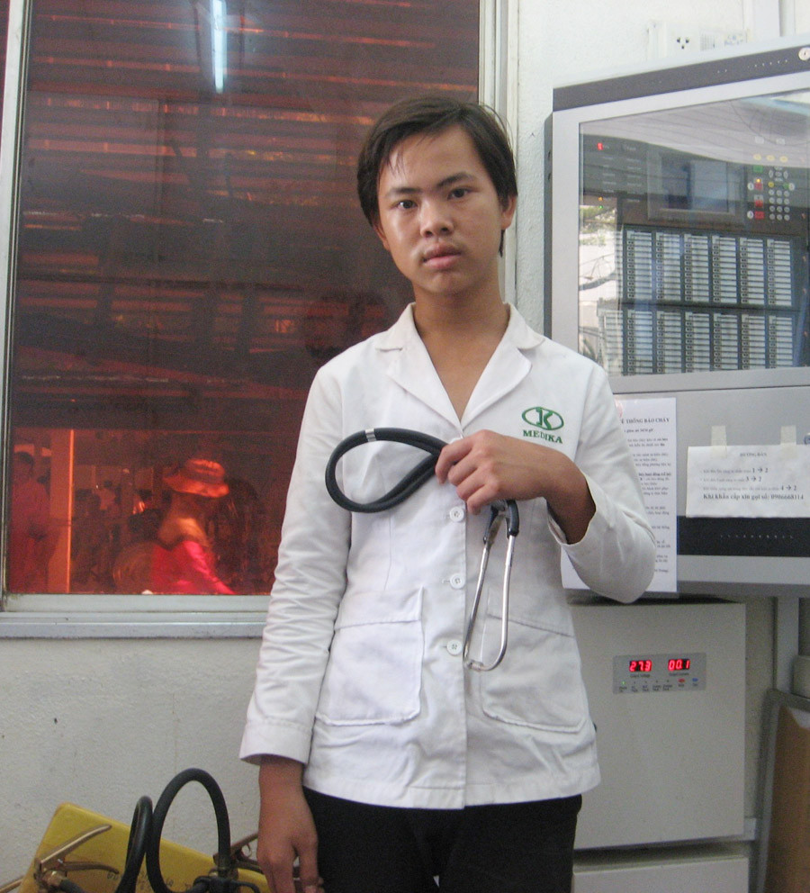 Bác sĩ dỏm Nguyễn Thanh Bá Sang. Ảnh: Lê Nguyễn Bác sĩ dỏm