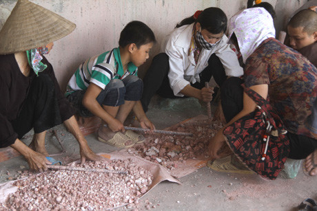 Đất sét được đập vụn, tán thành bột trộn với nước thuốc đúc thành các bảo tháp nhỏ- gọi là tsa tsa. Khoảng 20.000 bảo tháp nhỏ sẽ được yểm trên nóc tầng 1 và tầng 2 của Đại Bảo tháp