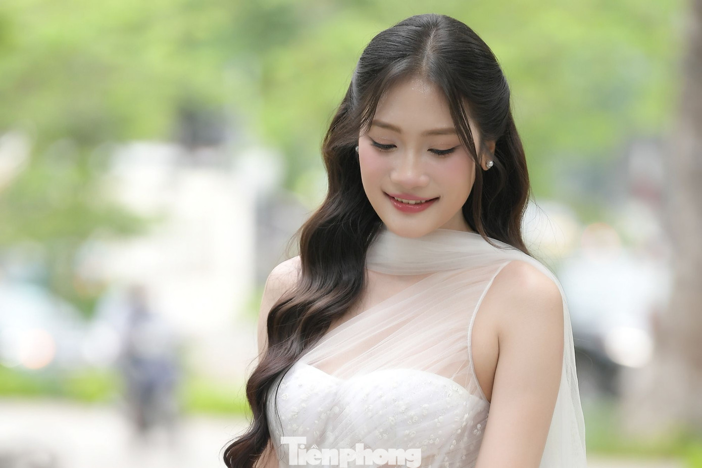 "Nếu đăng quang Hoa hậu Việt Nam 2024, điều đầu tiên tôi muốn làm là trở về quê nhà, giúp đỡ những hoàn cảnh khó khăn và dành toàn bộ tiền thưởng để thành lập quỹ học bổng cho các em học sinh nghèo có điều kiện học tập", Hương Giang nói.