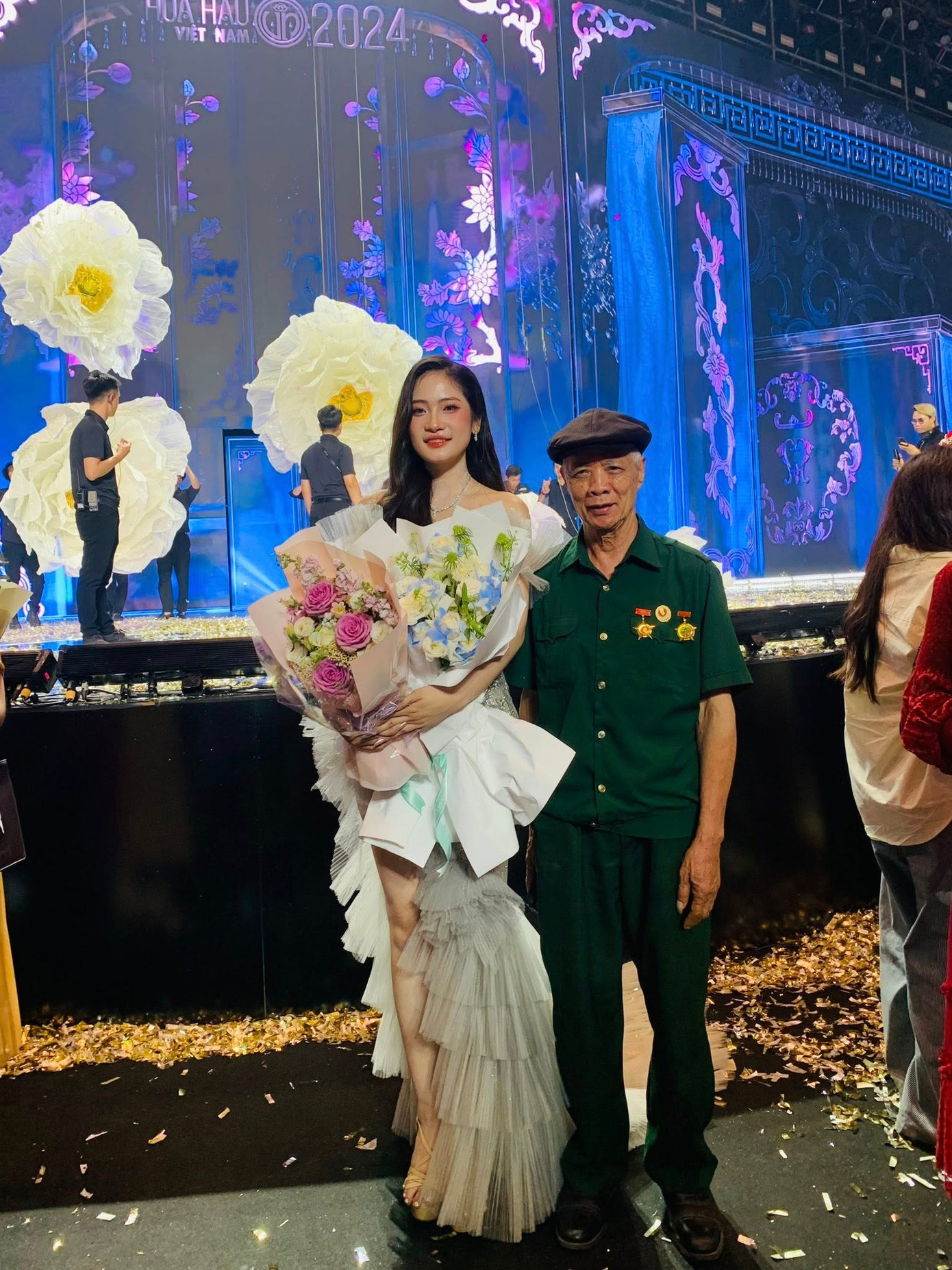 Trước đó, tại chung khảo Hoa hậu Việt Nam 2024, mẹ thí sinh Phùng Thị Hương Giang bật khóc khi nhắc lại tuổi thơ cơ cực của con gái. Người thân kể Hương Giang từng đi cấy lúa, chăn bò, làm thêm nhiều việc để phụ giúp bố mẹ. “Hương Giang vất vả từ nhỏ nhưng con rất ngoan, ngoài việc học thường giúp đỡ bố mẹ việc nhà và đồng áng&quot;, mẹ Hương Giang chia sẻ.