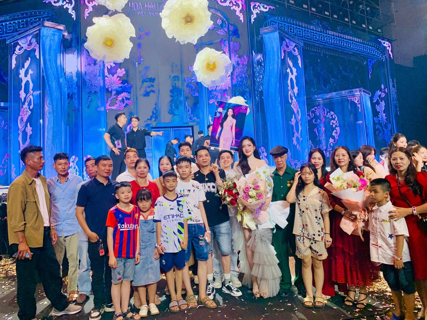 Trước đó, tại chung khảo Hoa hậu Việt Nam 2024, mẹ thí sinh Phùng Thị Hương Giang bật khóc khi nhắc lại tuổi thơ cơ cực của con gái. Người thân kể Hương Giang từng đi cấy lúa, chăn bò, làm thêm nhiều việc để phụ giúp bố mẹ. “Hương Giang vất vả từ nhỏ nhưng con rất ngoan, ngoài việc học thường giúp đỡ bố mẹ việc nhà và đồng áng&quot;, mẹ Hương Giang chia sẻ.