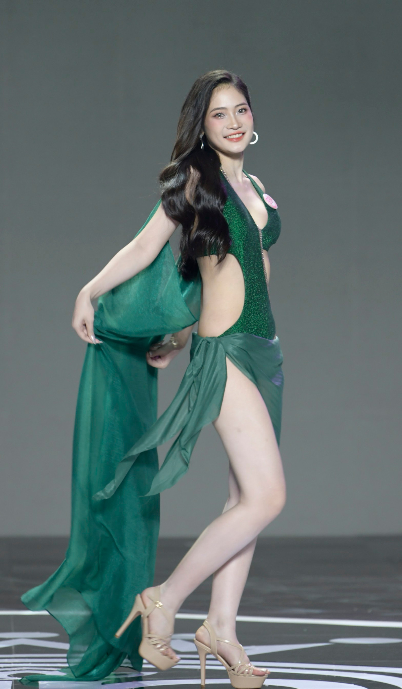 Phùng Thị Hương Giang (SBD 964) sinh năm 2004, đến từ Thanh Hóa, sinh viên Đại học Greenwich Việt Nam. Cô cao 1,74 m, số đo ba vòng 81-62-96 cm. Cô cho rằng mục tiêu lớn nhất của mình không chỉ là chiếc vương miện, mà được chạm đến trái tim khán giả bằng câu chuyện, nỗ lực và nhân cách.