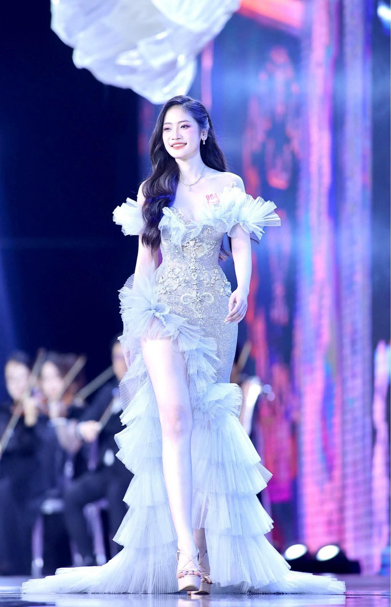 “Tôi thực sự vỡ òa trong cảm xúc. Tôi biết ơn những người luôn bên mình, là ba mẹ, gia đình, và đặc biệt biết ơn chính mình. Tôi cảm nhận mình trưởng thành hơn mỗi ngày, không chỉ về ngoại hình mà cả trong suy nghĩ, cách cư xử và sự thấu cảm. Tôi học được cách yêu thương, lắng nghe và lan tỏa nhiều giá trị tích cực hơn”, Hương Giang chia sẻ.