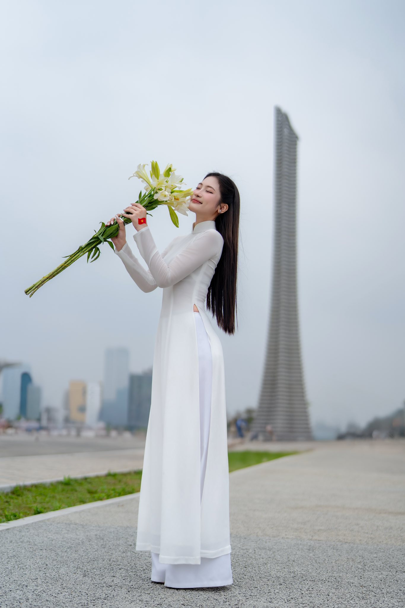 Sau hơn một tháng đồng hành tại Hoa hậu Việt Nam, Hương Giang nhớ nhất kỷ niệm thăm viếng Nghĩa trang Trường Sơn, nghĩa trang Đường 9 để dâng hương và tri ân các anh hùng liệt sĩ. “Khoảnh khắc đứng giữa hàng ngàn ngôi mộ trắng, tôi cảm nhận sâu sắc sự hy sinh lớn lao của bao thế hệ cha anh đã ngã xuống vì nền độc lập dân tộc. Tôi thấy mình cần sống xứng đáng hơn, trân quý hiện tại và biết ơn sâu sắc những giá trị mà ông cha ta đã đánh đổi bằng cả máu xương”, cô nói.