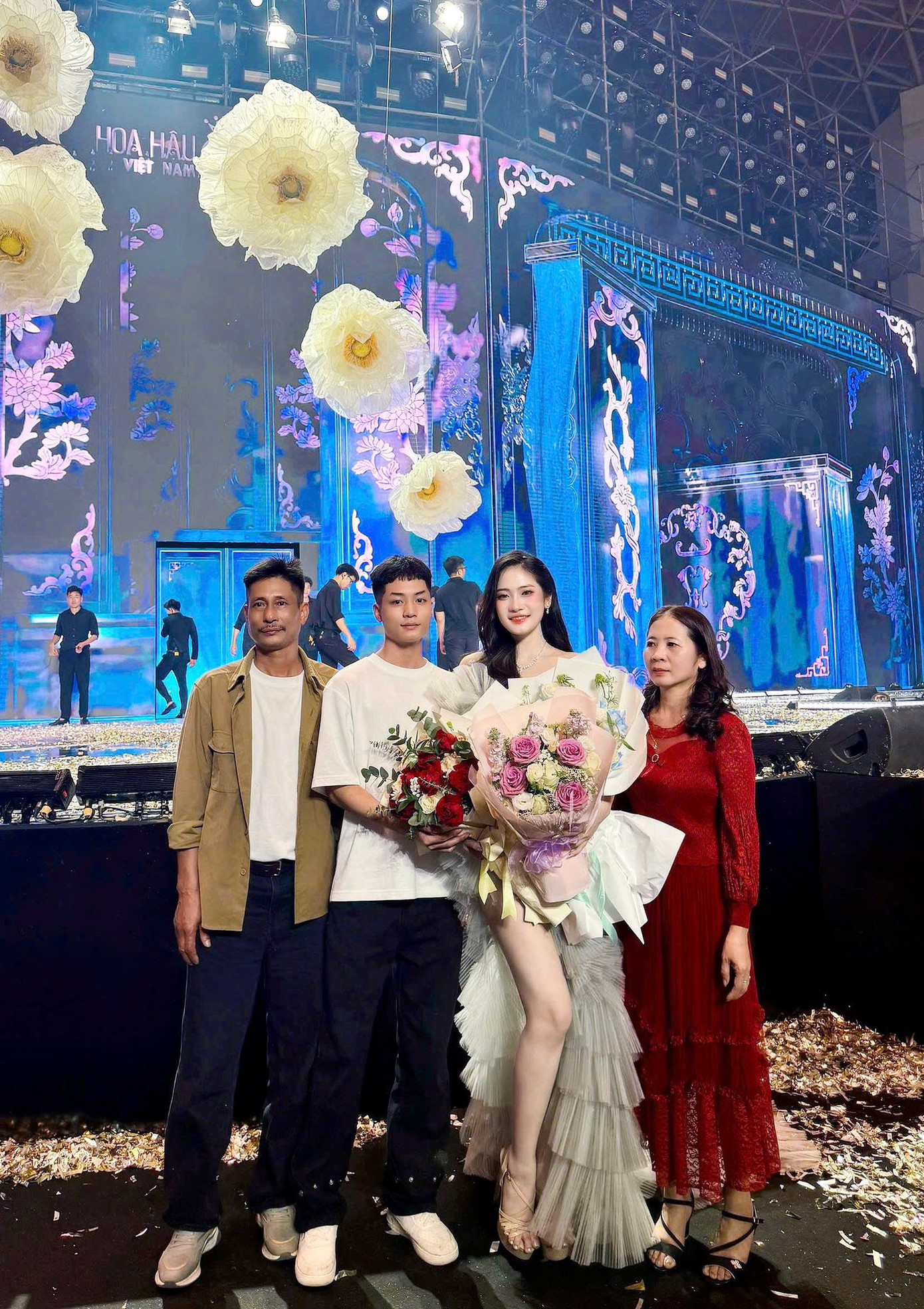 Trước đó, tại chung khảo Hoa hậu Việt Nam 2024, mẹ thí sinh Phùng Thị Hương Giang bật khóc khi nhắc lại tuổi thơ cơ cực của con gái. Người thân kể Hương Giang từng đi cấy lúa, chăn bò, làm thêm nhiều việc để phụ giúp bố mẹ. “Hương Giang vất vả từ nhỏ nhưng con rất ngoan, ngoài việc học thường giúp đỡ bố mẹ việc nhà và đồng áng&quot;, mẹ Hương Giang chia sẻ.