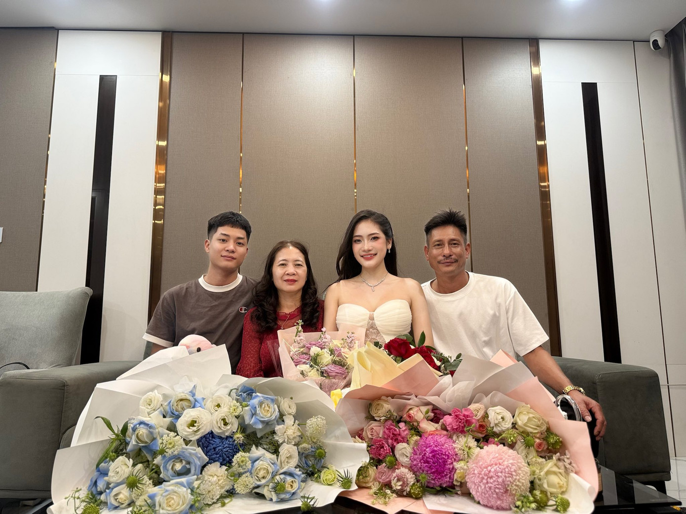 Theo Hương Giang, cô hạnh phúc vì tuổi thơ được lớn lên trong vòng tay yêu thương của bố mẹ và gia đình. “Tôi may mắn vì luôn có bố mẹ là những người đồng hành, dạy dỗ và ủng hộ vô điều kiện trong mọi chặng đường. Chính tình yêu ấy đã nuôi dưỡng trong tôi lòng biết ơn và khát vọng sống có ý nghĩa hơn mỗi ngày. Tôi luôn cố gắng học tập, kiên trì với từng giấc mơ nhỏ để có được ngày hôm nay. Mỗi bước đi trên hành trình này đều là lời cảm ơn gửi tới quá khứ vì tôi đã luôn nỗ lực không ngừng nghỉ”, Hương Giang tâm sự.