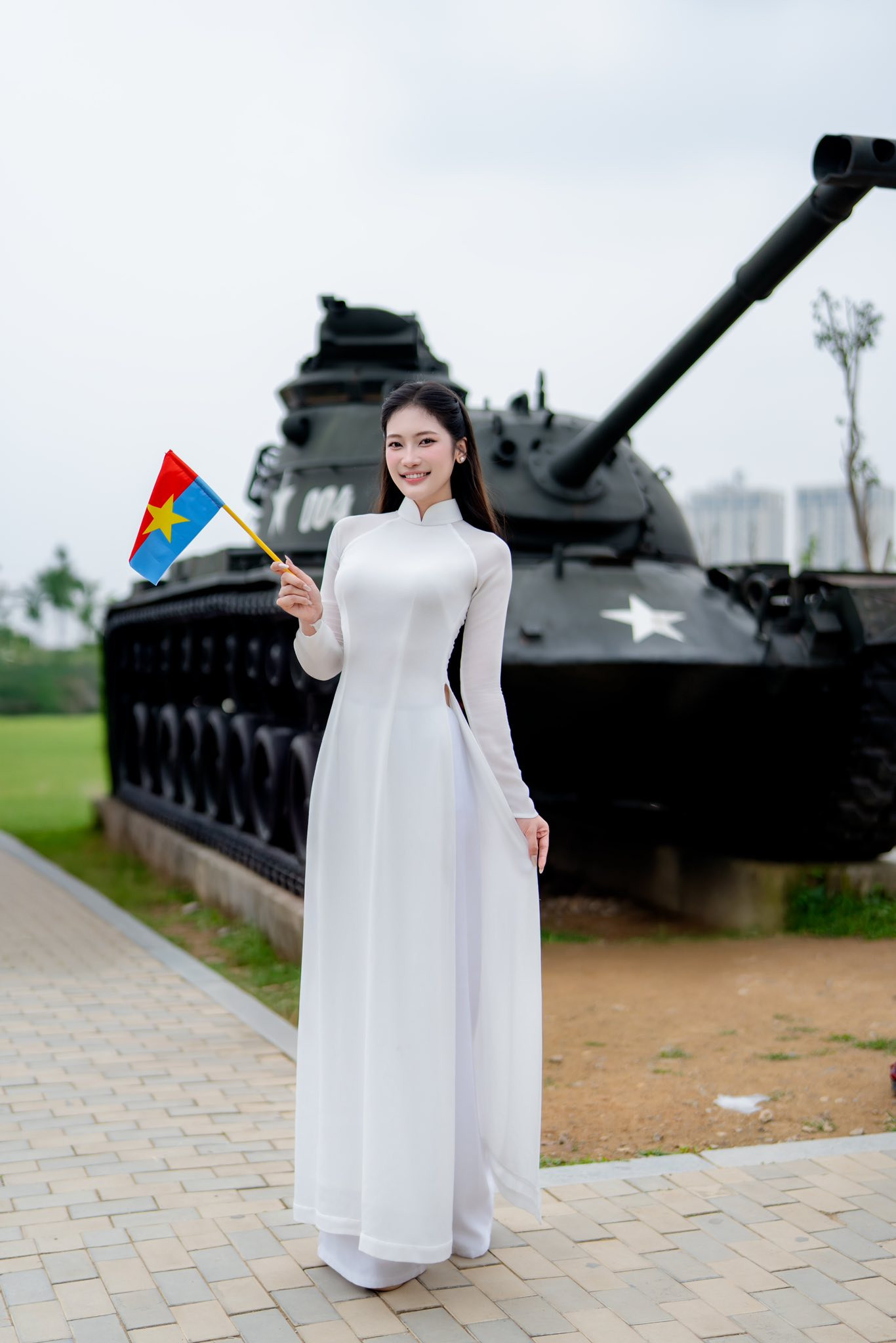 Sau hơn một tháng đồng hành tại Hoa hậu Việt Nam, Hương Giang nhớ nhất kỷ niệm thăm viếng Nghĩa trang Trường Sơn, nghĩa trang Đường 9 để dâng hương và tri ân các anh hùng liệt sĩ. “Khoảnh khắc đứng giữa hàng ngàn ngôi mộ trắng, tôi cảm nhận sâu sắc sự hy sinh lớn lao của bao thế hệ cha anh đã ngã xuống vì nền độc lập dân tộc. Tôi thấy mình cần sống xứng đáng hơn, trân quý hiện tại và biết ơn sâu sắc những giá trị mà ông cha ta đã đánh đổi bằng cả máu xương”, cô nói.