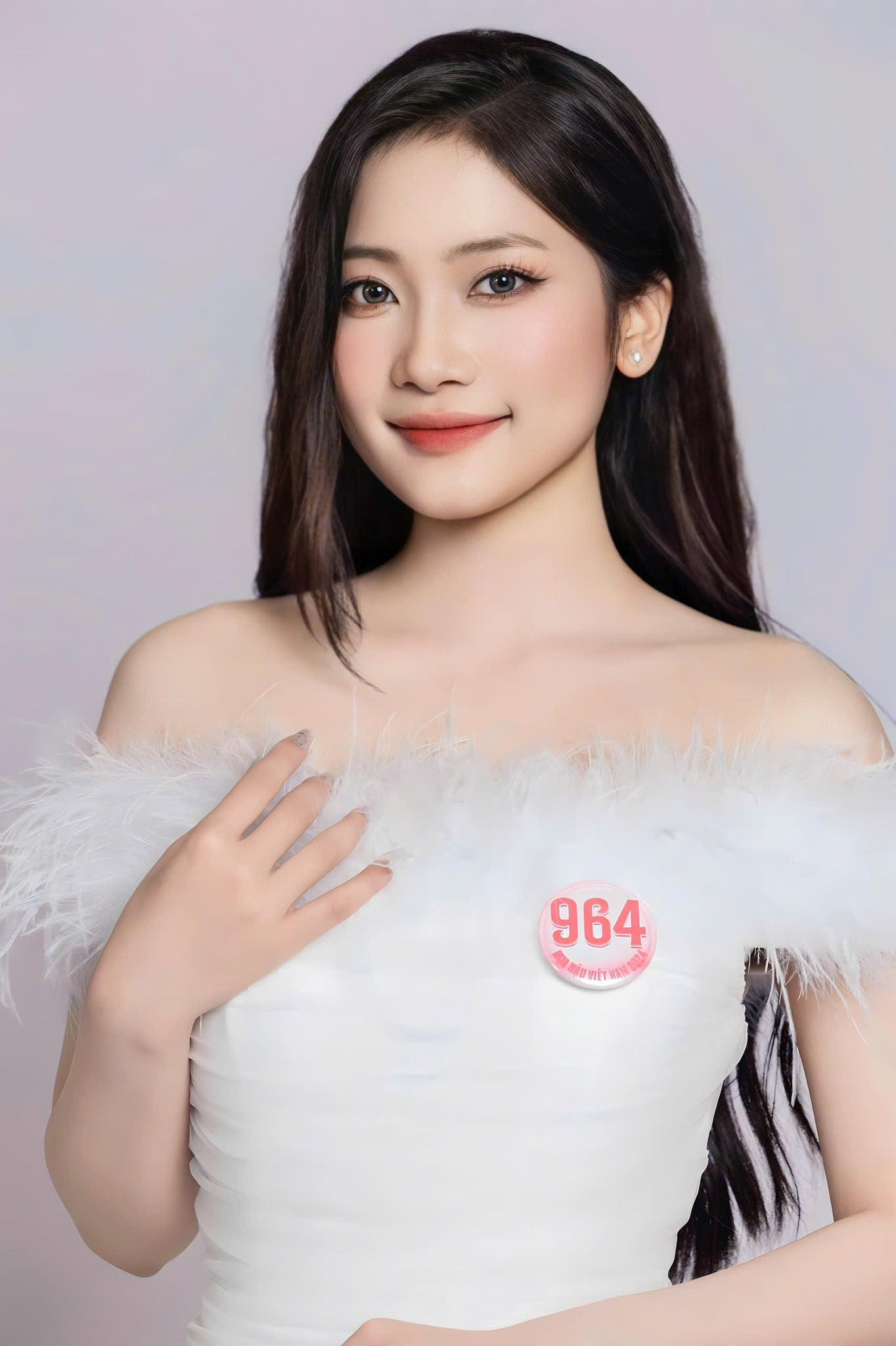 “Thi hoa hậu không phải là con đường để đổi đời mà là cơ hội để thay đổi bản thân. Khi mình sống tốt, nỗ lực, chân thành và giữ vững giá trị của bản thân, cuộc sống sẽ mở ra những cánh cửa - không phải nhờ may mắn, mà vì xứng đáng”, Hương Giang cho hay.