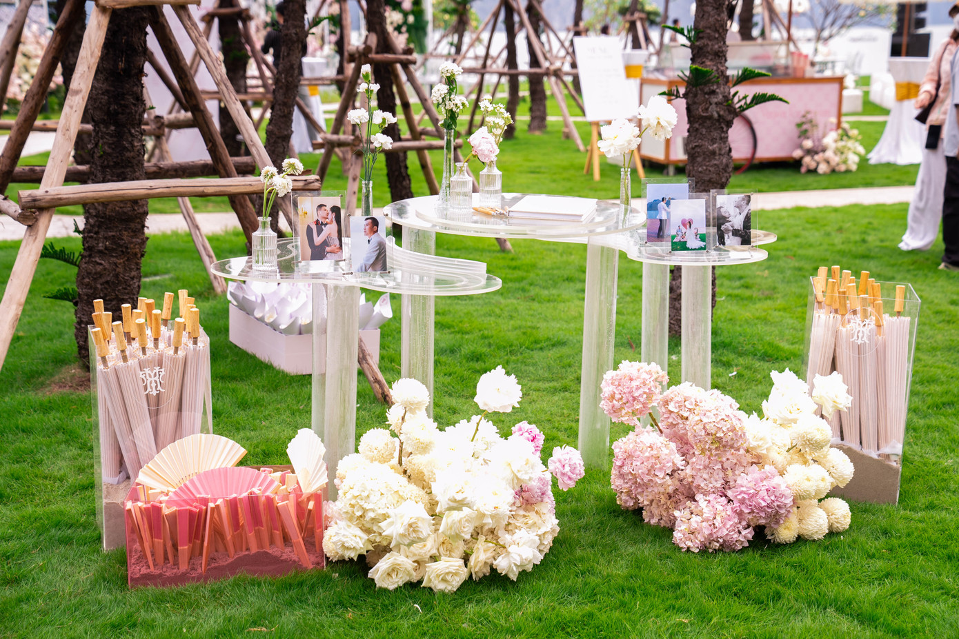 Không gian tiệc cưới của Hồ Quỳnh Hương tại đảo Rều, Quảng Ninh. Không gian tiệc cưới của Hồ Quỳnh Hương tại đảo Rều, Quảng Ninh.