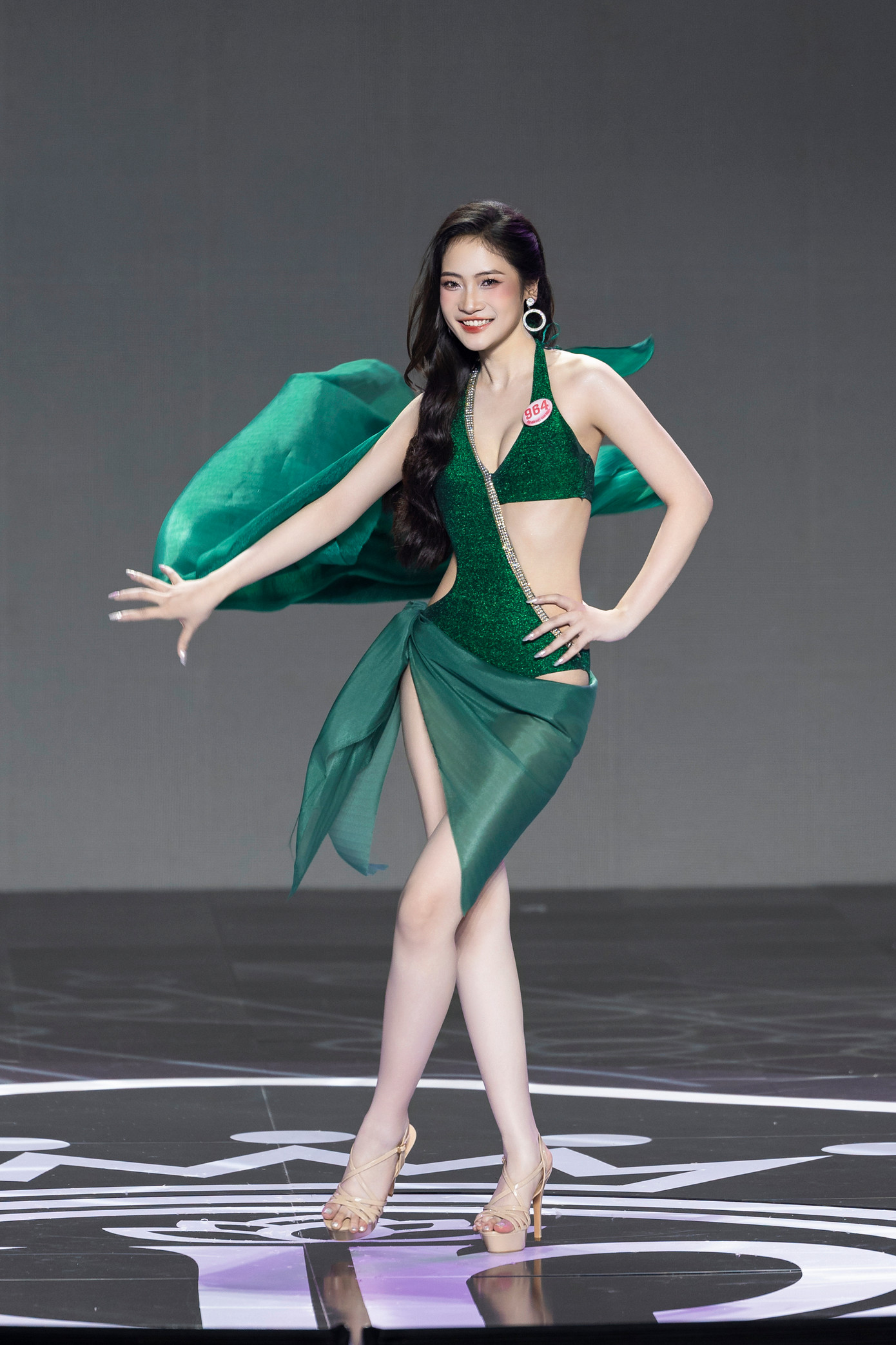 Phùng Thị Hương Giang (SBD 964) sinh năm 2004, đến từ Thanh Hóa, sinh viên Đại học Greenwich Việt Nam. Cô cao 1,74 m, số đo ba vòng 81-62-96 cm. Cô cho rằng mục tiêu lớn nhất của mình không chỉ là chiếc vương miện, mà được chạm đến trái tim khán giả bằng câu chuyện, nỗ lực và nhân cách.