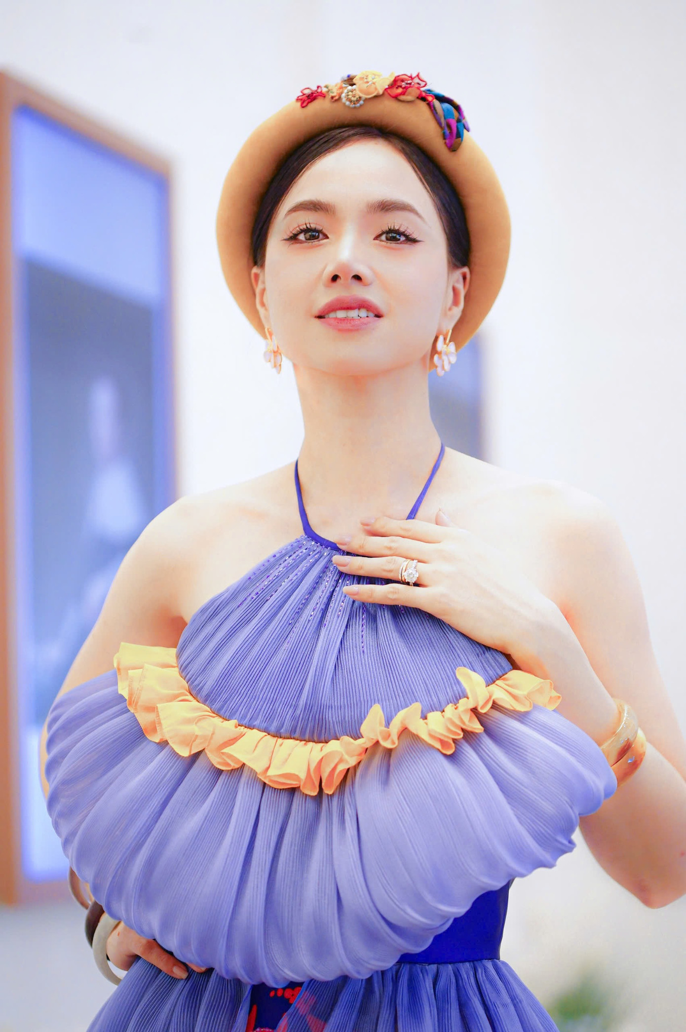 Đinh Ngọc Diệp thừa nhận ê-kíp sản xuất từng đặt nghi vấn về khả năng bán vé của cô và diễn viên Quốc Huy. Thực tế, cả hai chưa từng đảm nhận những dự án mang lại doanh thu trăm tỷ. “Nếu tôi là nhà đầu tư, tôi cũng đặt câu hỏi như vậy để bảo vệ dòng tiền của mình. Ban đầu, tôi có chút chạnh lòng nhưng tôi cảm ơn những ý kiến đó, để bản thân không ngừng cố gắng”, Đinh Ngọc Diệp chia sẻ.