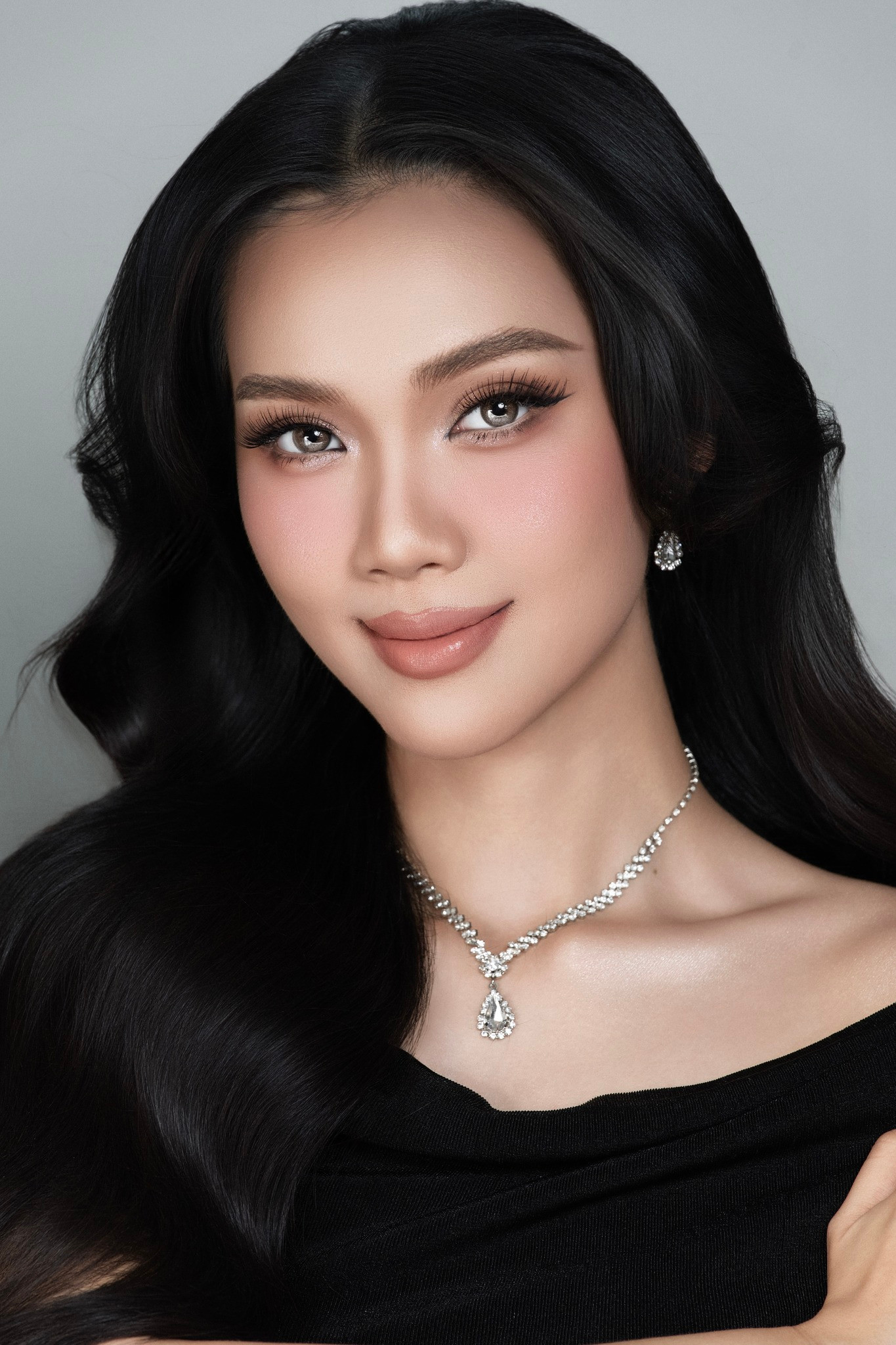 Mỹ Vân chia sẻ năm 2019, cô đạt danh hiệu Á khôi 1 cuộc thi Nét đẹp sinh viên Đại học Tôn Đức Thắng. Sau đó, cô tốt nghiệp cử nhân ngành Ngôn ngữ Anh và bắt đầu theo đuổi công việc dẫn chương trình song ngữ, làm diễn viên, trợ giảng, đồng thời cộng tác trong lĩnh vực truyền thông.