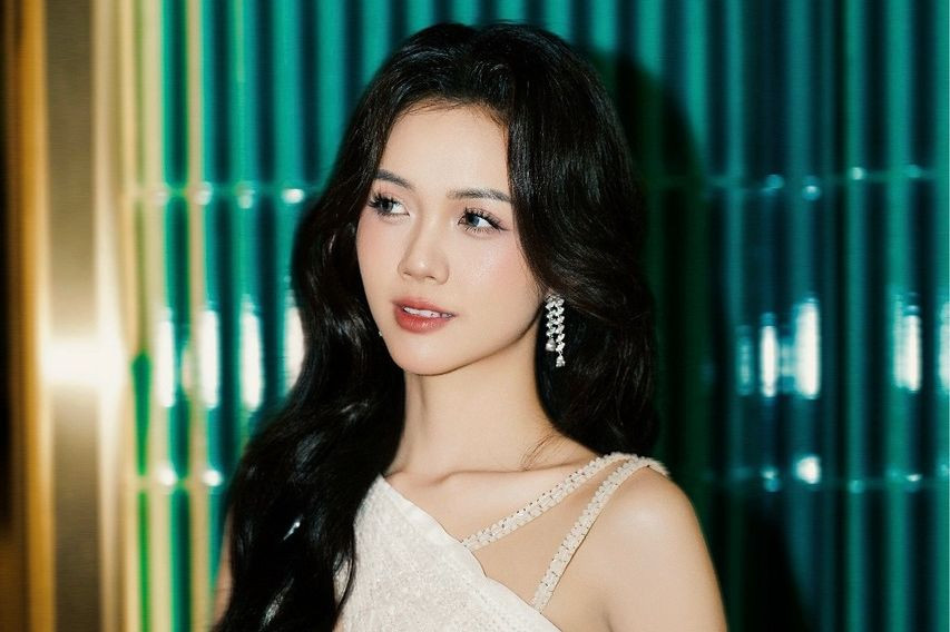 “Với tôi, thi hoa hậu là cơ hội để cống hiến, đưa nghệ thuật và văn hóa vào đời sống gần gũi hơn. Đó là hành trình thể hiện bản thân, là cầu nối để lan tỏa giá trị tốt đẹp, đặc biệt đến thế hệ trẻ. Tôi tin rằng, mỗi thí sinh đều có thể trở thành người truyền cảm hứng theo cách rất riêng, từ chính câu chuyện và hành trình của mình”, cô nhấn mạnh.