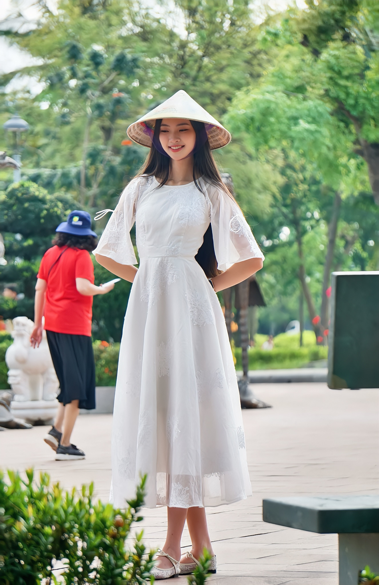 Trịnh Vũ Hồng Duyên sinh năm 2004, đến từ Thanh Hóa. Cô là sinh viên Đại học Anh Quốc Việt Nam. Hồng Duyên nói cô được truyền cảm hứng từ Hoa hậu Đỗ Thị Hà. Câu chuyện về sự nỗ lực, kiên trì và tinh thần không ngừng vươn lên của đàn chị giúp cô có thêm động lực theo đuổi ước mơ tại Hoa hậu Việt Nam.