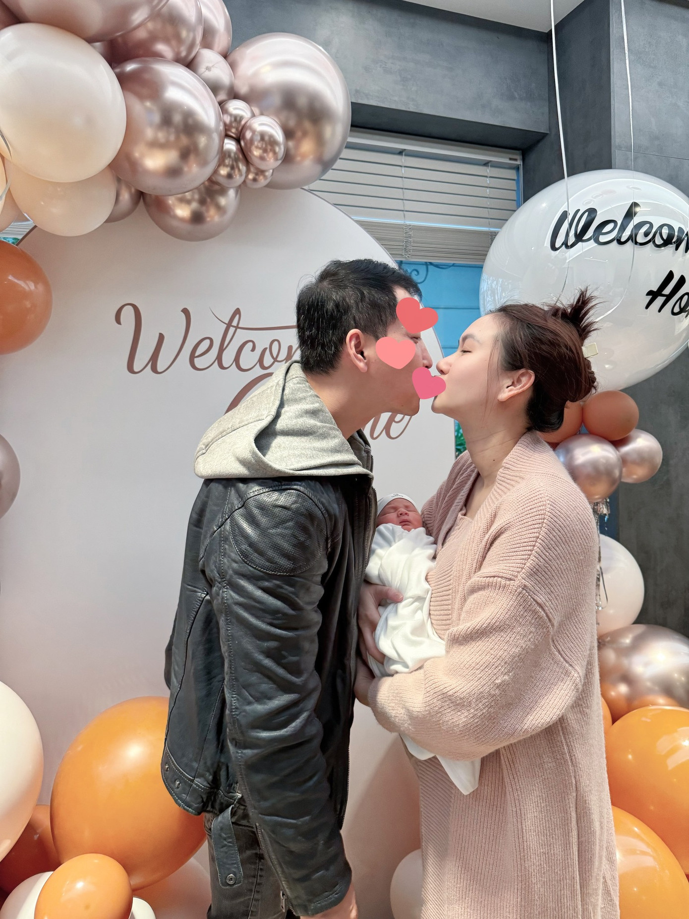 Hương Giang và nửa kia trong tiệc đầy tháng con trai. Hương Giang và nửa kia trong tiệc đầy tháng con trai.