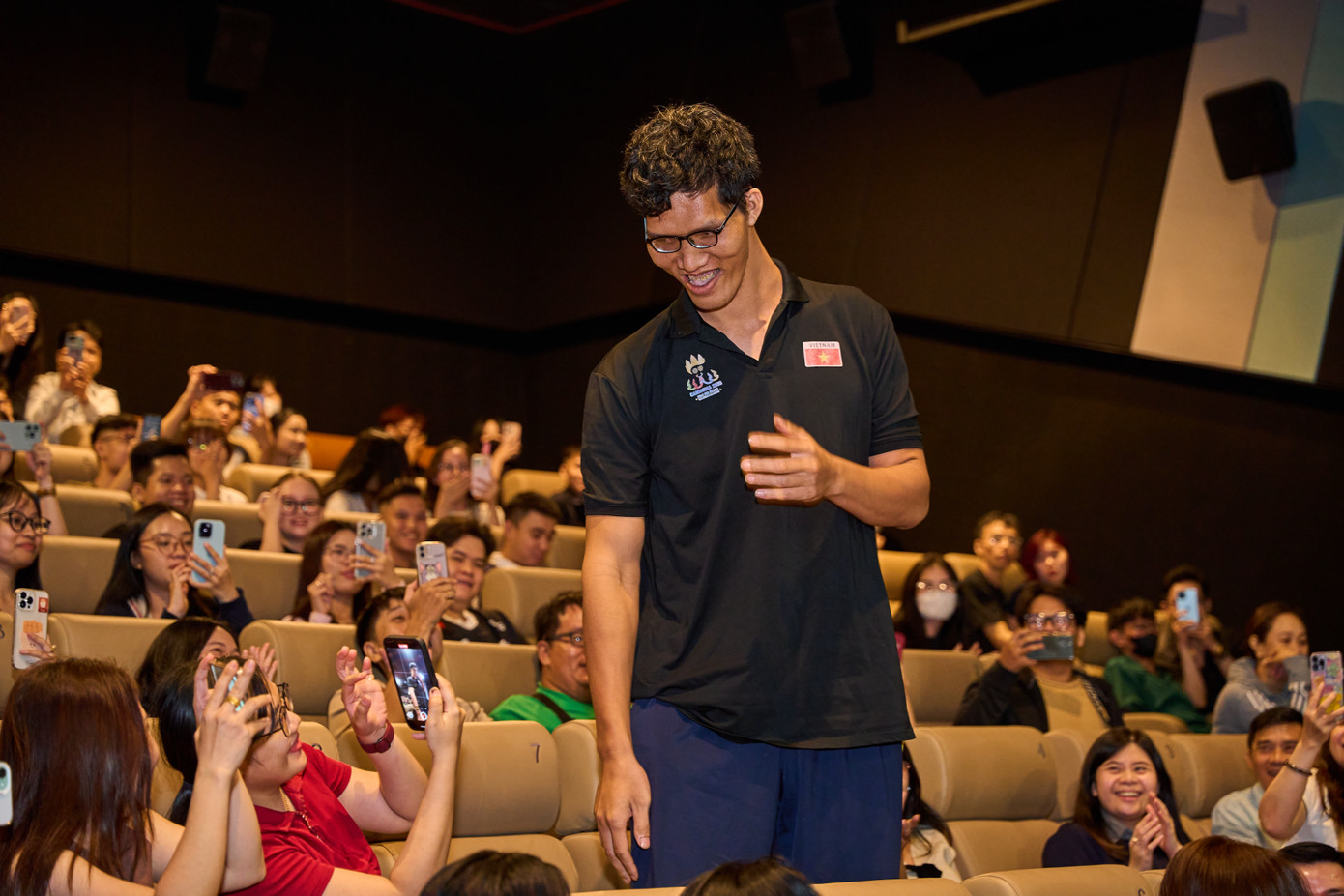 Vận động viên Trần Ngọc Tú - người vào vai ma da trong Thám tử Kiên: Kỳ án không đầu xuất hiện tại buổi cinetour đặc biệt. Vận động viên Trần Ngọc Tú - người vào vai ma da trong Thám tử Kiên: Kỳ án không đầu xuất hiện tại buổi cinetour đặc biệt.