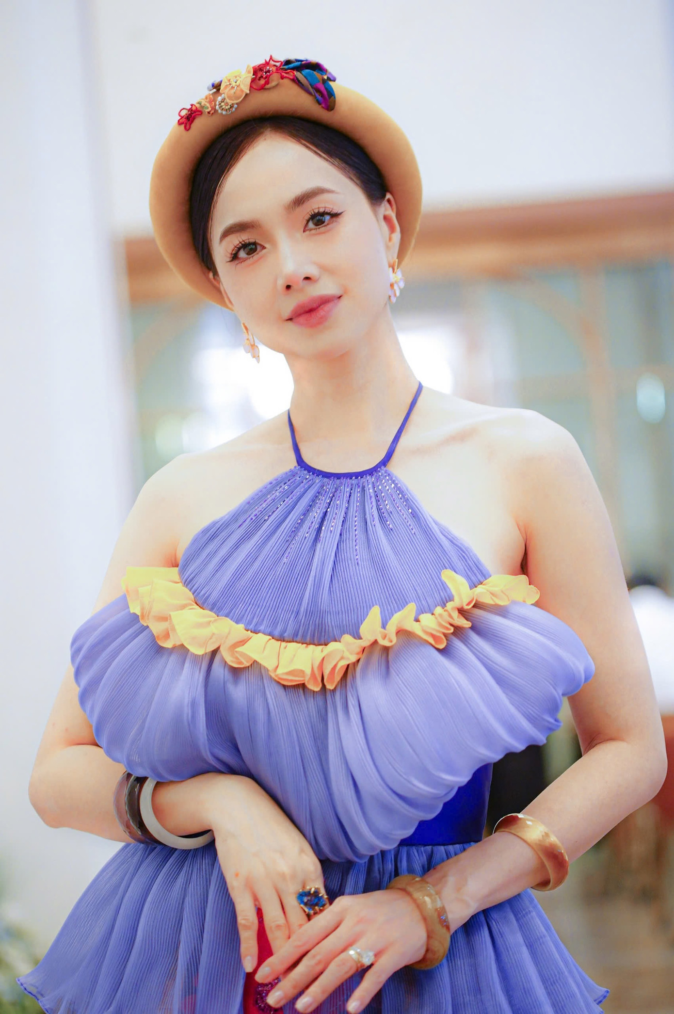 Theo Đinh Ngọc Diệp, ở phim trường cô có nhiều vai trò vừa là diễn viên, nhà sản xuất, làm mẹ của hai em bé và vợ của đạo diễn. Cô tâm sự bản thân chịu nhiều áp lực khi không phải là cái tên bán vé cộng thêm khó khăn ở vấn đề đầu tư, gọi vốn.