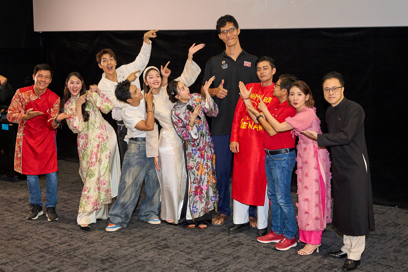 Vận động viên Trần Ngọc Tú cùng dàn diễn viên phim Thám tử Kiên: Kỳ án không đầu. Vận động viên Trần Ngọc Tú cùng dàn diễn viên phim Thám tử Kiên: Kỳ án không đầu.