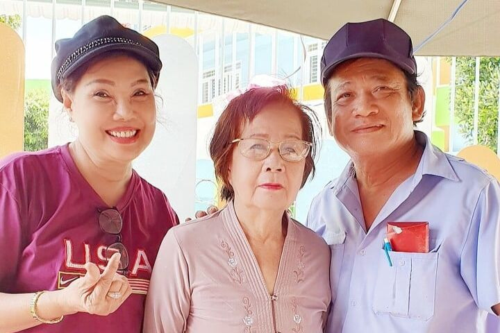 Nghệ sĩ Tuấn Cường (ngoài cùng bên phải). Nghệ sĩ Tuấn Cường (ngoài cùng bên phải).