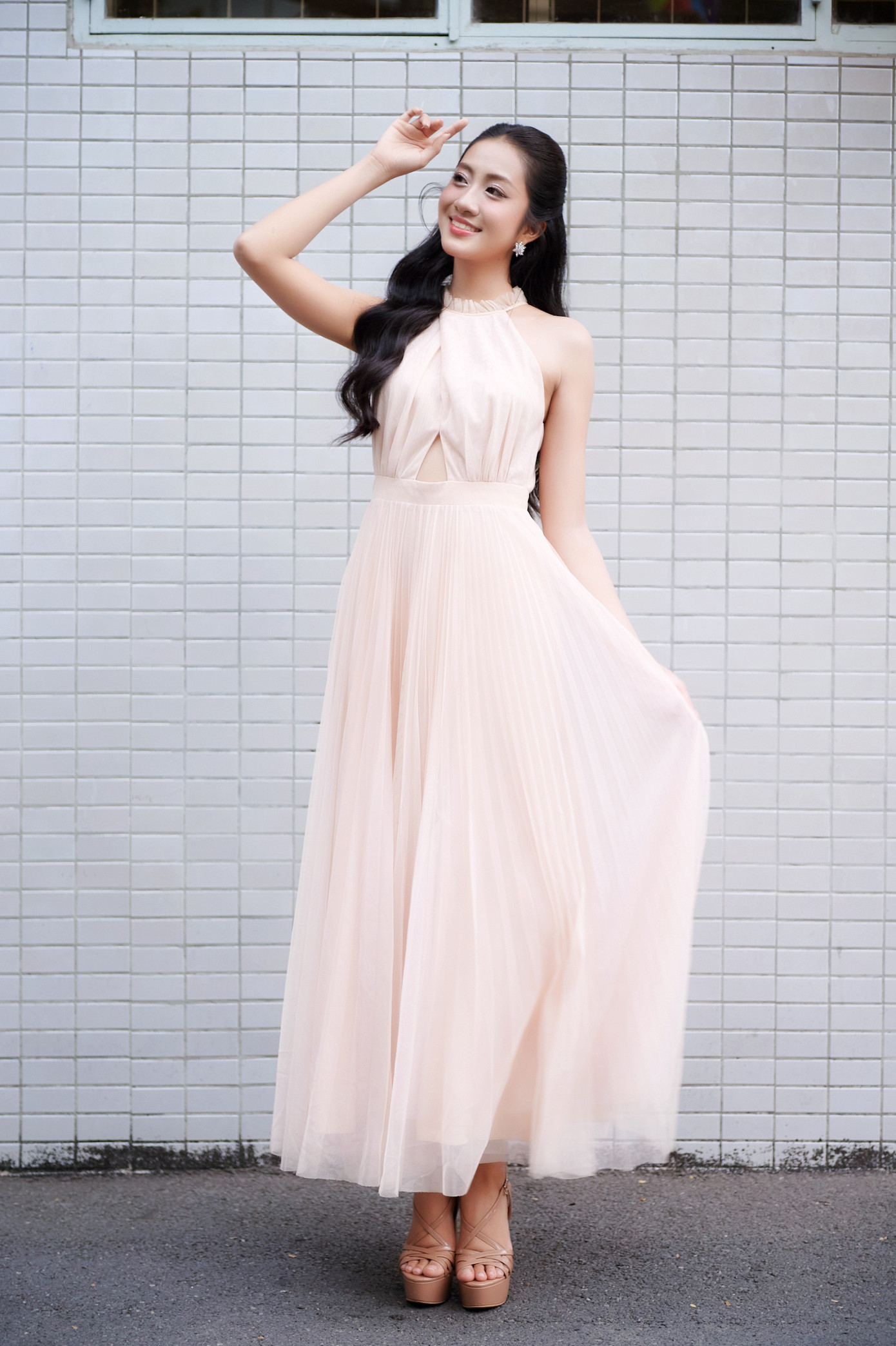 Trúc Linh khẳng định cô không cố gắng trở thành ai đó, mà dám sống đúng với con người thật của mình. Khi hiểu rõ điểm mạnh, điểm yếu, biết học hỏi, trau dồi và không ngừng hoàn thiện thì chính sự chân thành và bản sắc riêng ấy sẽ tạo nên sự khác biệt bền vững. "Sự chân thật sẽ chạm đến trái tim và sự tự tin giúp tôi tạo ấn tượng", Trúc Linh cho hay.