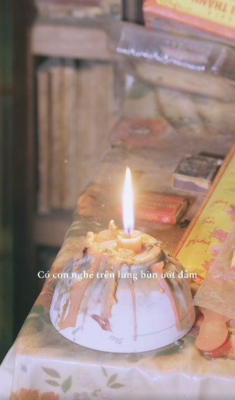 Theo lời NSƯT Chí Trung, những vở kịch của nhà thơ Lưu Quang Vũ giúp nuôi sống hàng chục, thậm chí hàng trăm nhà hát nhiều năm qua. “Hiện nay, tôi diễn khán giả vẫn thích vì tính dự báo trong các vở diễn còn nguyên, đầy đủ hơi thở thời đại”, NSƯT Chí Trung nói. Theo lời NSƯT Chí Trung, những vở kịch của nhà thơ Lưu Quang Vũ giúp nuôi sống hàng chục, thậm chí hàng trăm nhà hát nhiều năm qua. “Hiện nay, tôi diễn khán giả vẫn thích vì tính dự báo trong các vở diễn còn nguyên, đầy đủ hơi thở thời đại”, NSƯT Chí Trung nói.