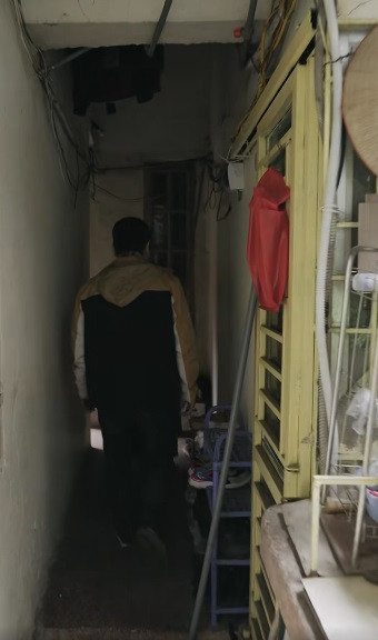 Căn hộ nằm ở cuối dãy hành lang tầng ba, đã cắt điện nước vì từ lâu không có người sinh sống. Căn hộ nằm ở cuối dãy hành lang tầng ba, đã cắt điện nước vì từ lâu không có người sinh sống.