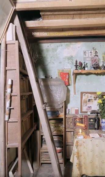 Theo lời BTV Minh Vũ, căn hộ từng là nơi bố anh, má Quỳnh, anh và em trai sinh sống. Nơi đây được giữ nguyên hiện trạng từ sau khi vợ chồng nhà thơ Lưu Quang Vũ - Xuân Quỳnh và con trai qua đời Theo lời BTV Minh Vũ, căn hộ từng là nơi bố anh, má Quỳnh, anh và em trai sinh sống. Nơi đây được giữ nguyên hiện trạng từ sau khi vợ chồng nhà thơ Lưu Quang Vũ - Xuân Quỳnh và con trai qua đời