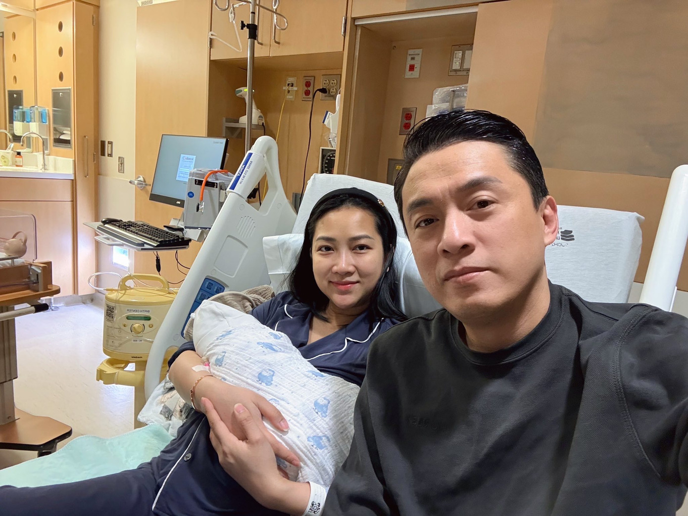 Ca sĩ Lam Trường thông tin gia đình anh vừa đón con trai Liam Lâm Minh Tiêu hôm 9/5 tại một bệnh viện ở Mỹ. Ca sĩ Lam Trường thông tin gia đình anh vừa đón con trai Liam Lâm Minh Tiêu hôm 9/5 tại một bệnh viện ở Mỹ.