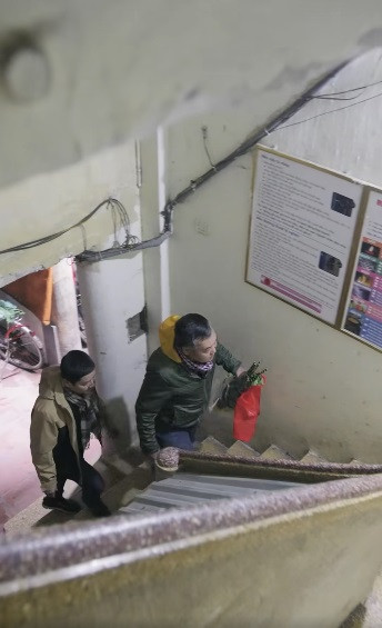 Nghệ sĩ Chí Trung đăng tải video tới thăm căn nhà của vợ chồng nhà thơ Lưu Quang Vũ và Xuân Quỳnh ở khu tập thể 96 Phố Huế. Cùng về với NSƯT Chí Trung là BTV Lưu Minh Vũ - con trai nhà thơ Lưu Quang Vũ và người vợ đầu tiên - diễn viên Tố Uyên. Nghệ sĩ Chí Trung đăng tải video tới thăm căn nhà của vợ chồng nhà thơ Lưu Quang Vũ và Xuân Quỳnh ở khu tập thể 96 Phố Huế. Cùng về với NSƯT Chí Trung là BTV Lưu Minh Vũ - con trai nhà thơ Lưu Quang Vũ và người vợ đầu tiên - diễn viên Tố Uyên.