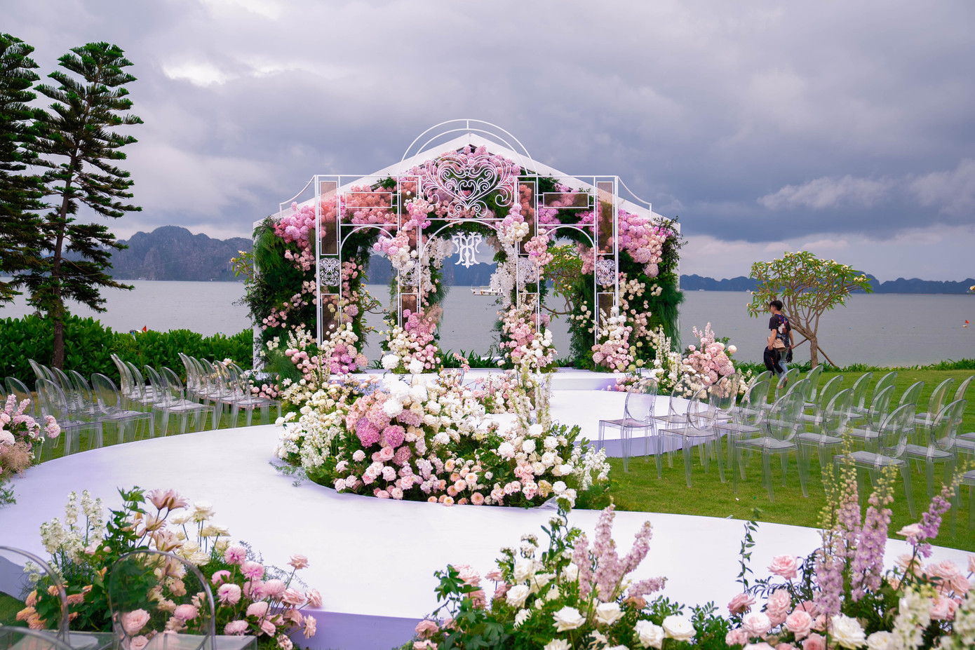 Không gian tiệc cưới của Hồ Quỳnh Hương tại đảo Rều, Quảng Ninh. Không gian tiệc cưới của Hồ Quỳnh Hương tại đảo Rều, Quảng Ninh.