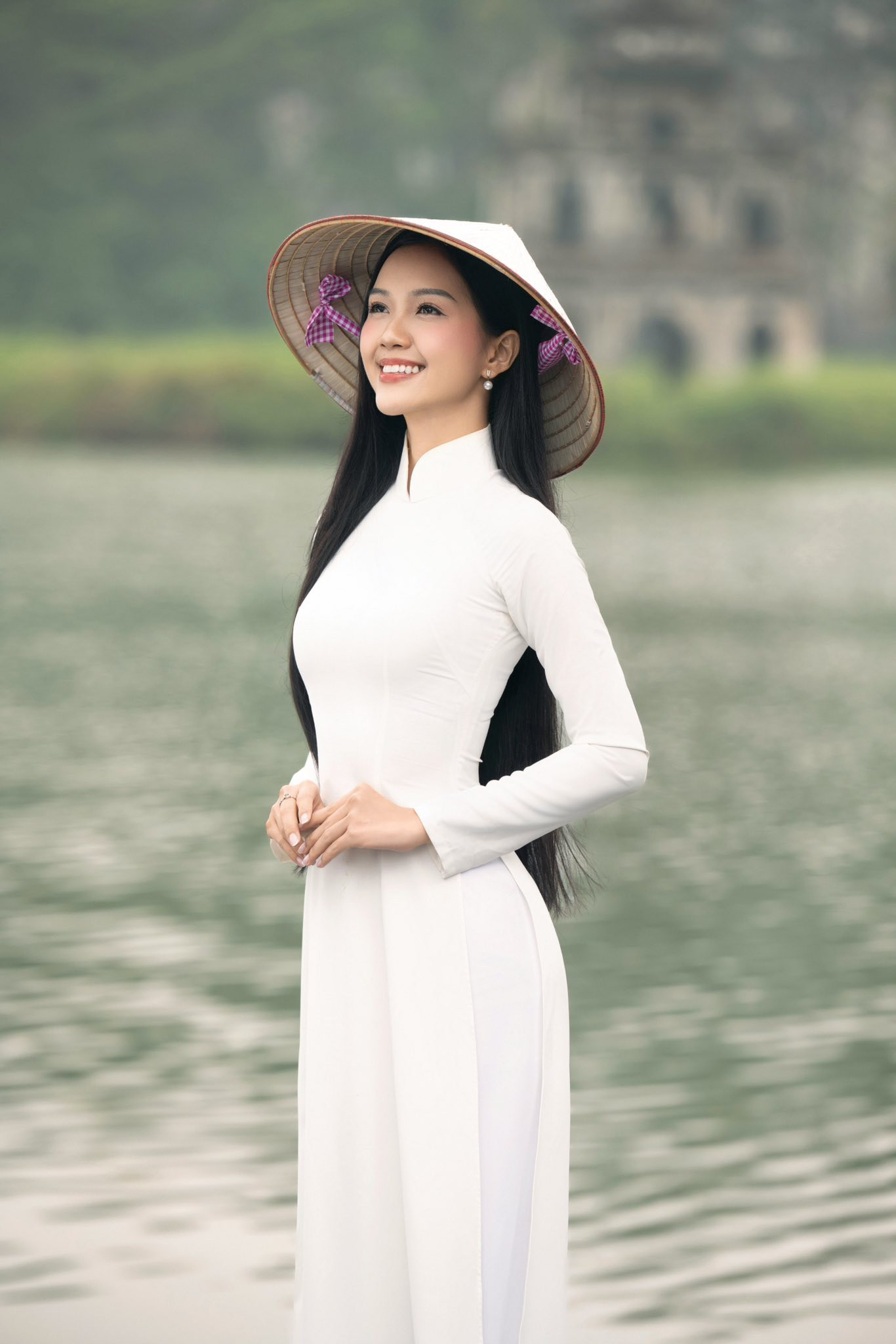 Đáp lại, Mỹ Vân dành tặng những chiếc móc khóa hình nón lá, chợ Bến Thành, tà áo dài cùng dòng chữ “Hoa hậu Việt Nam” đến thí sinh. Cô cho rằng đây là cách mang một phần thành phố đến mọi người.