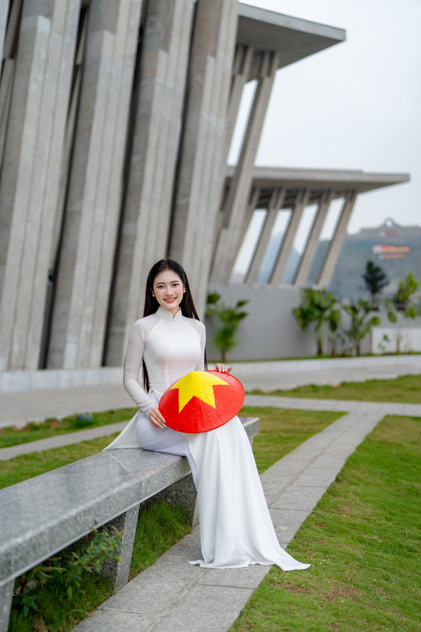 &quot;Đối với giới trẻ hiện nay, tôi nghĩ dịp lễ 30/4 không chỉ là thời gian nghỉ ngơi, còn là dịp để nhìn lại lịch sử, trân trọng giá trị của hòa bình, tự do mà chúng ta đang có. Đó cũng là cơ hội để mỗi bạn trẻ thêm yêu quê hương đất nước, và ý thức hơn về trách nhiệm của bản thân trong việc xây dựng một tương lai tốt đẹp hơn&quot;, Hương Giang nói.