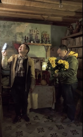 Theo lời BTV Minh Vũ, căn hộ từng là nơi bố anh, má Quỳnh, anh và em trai sinh sống. Nơi đây được giữ nguyên hiện trạng từ sau khi vợ chồng nhà thơ Lưu Quang Vũ - Xuân Quỳnh và con trai qua đời Theo lời BTV Minh Vũ, căn hộ từng là nơi bố anh, má Quỳnh, anh và em trai sinh sống. Nơi đây được giữ nguyên hiện trạng từ sau khi vợ chồng nhà thơ Lưu Quang Vũ - Xuân Quỳnh và con trai qua đời