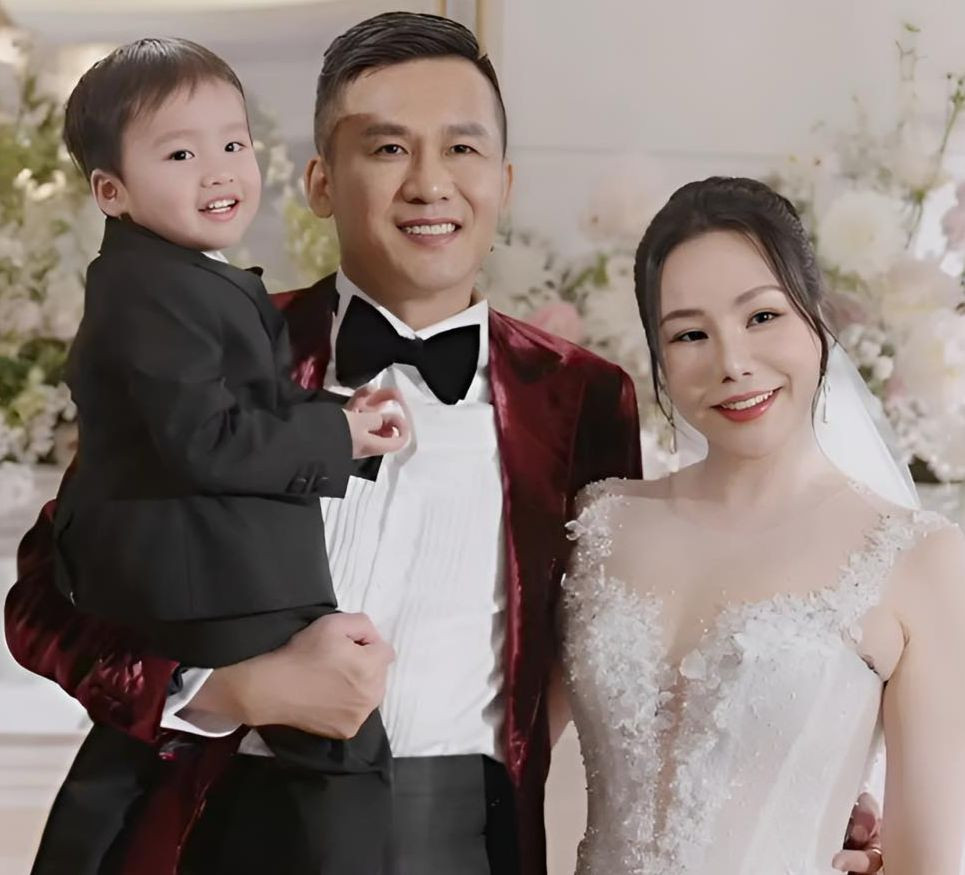 Gia đình 3 thành viên của Hồ Quỳnh Hương. Gia đình 3 thành viên của Hồ Quỳnh Hương.