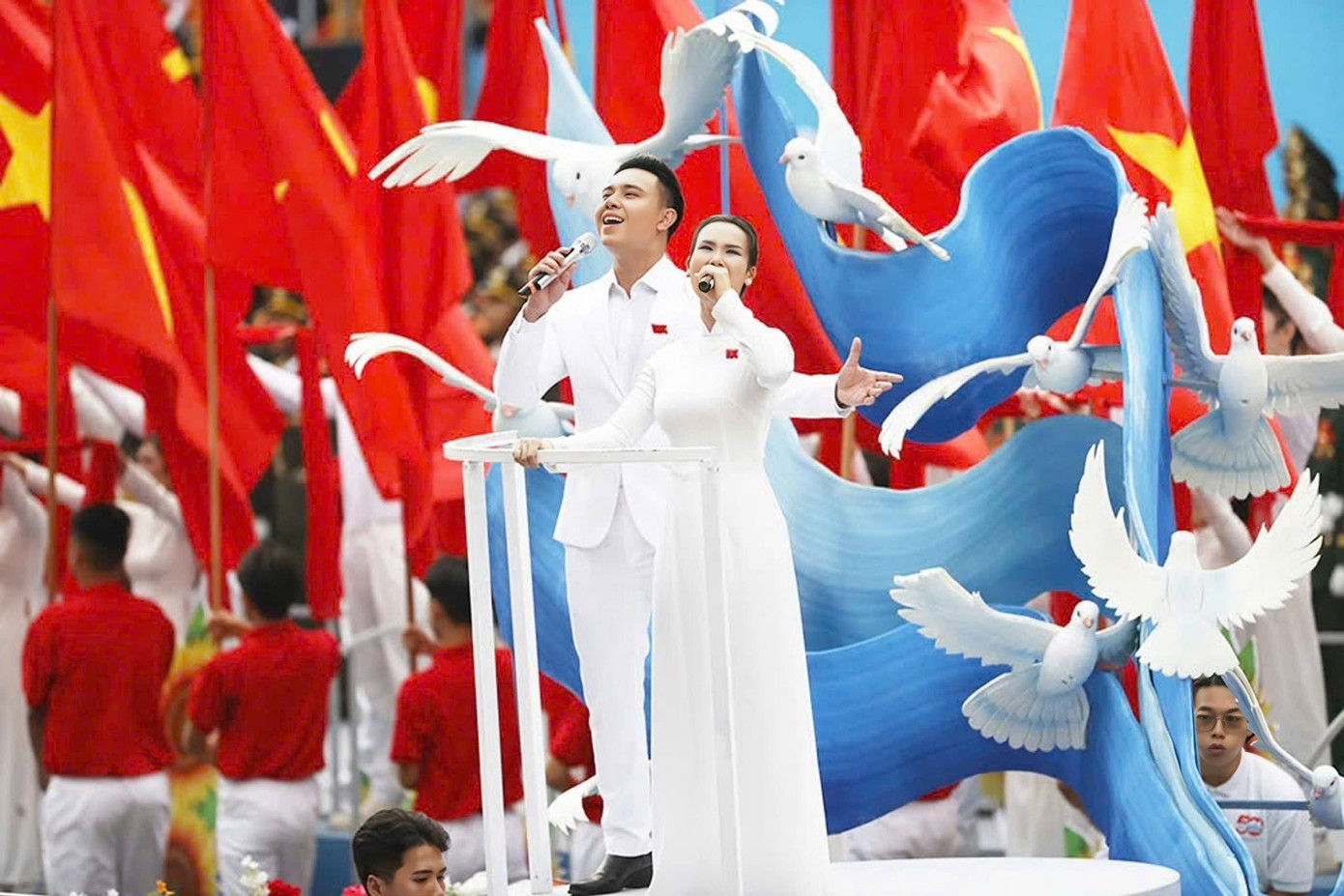 Video Võ Hạ Trâm và Đông Hùng thể hiện Viết tiếp câu chuyện hòa bình ở đại lễ 30/4 lọt vào top 10 Âm nhạc thịnh hành trên YouTube. Video Võ Hạ Trâm và Đông Hùng thể hiện Viết tiếp câu chuyện hòa bình ở đại lễ 30/4 lọt vào top 10 Âm nhạc thịnh hành trên YouTube.