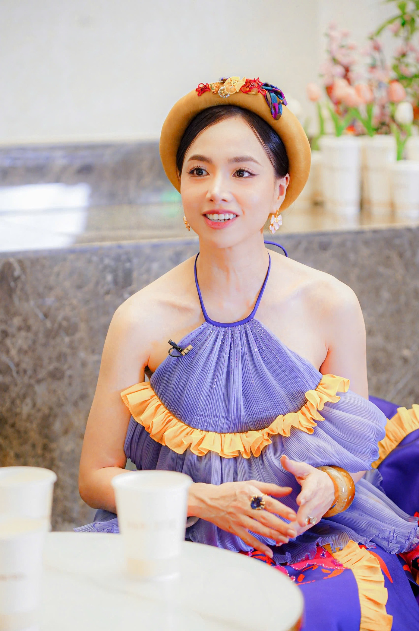 “Khán giả có thể chê vai diễn của tôi. Tôi nghĩ những vấn đề cá nhân không quan trọng bằng việc công sức của mình ảnh hưởng tới thành công bộ phim hay anh Victor Vũ. Tôi nỗ lực để chồng không mất mặt”, cô nhấn mạnh.