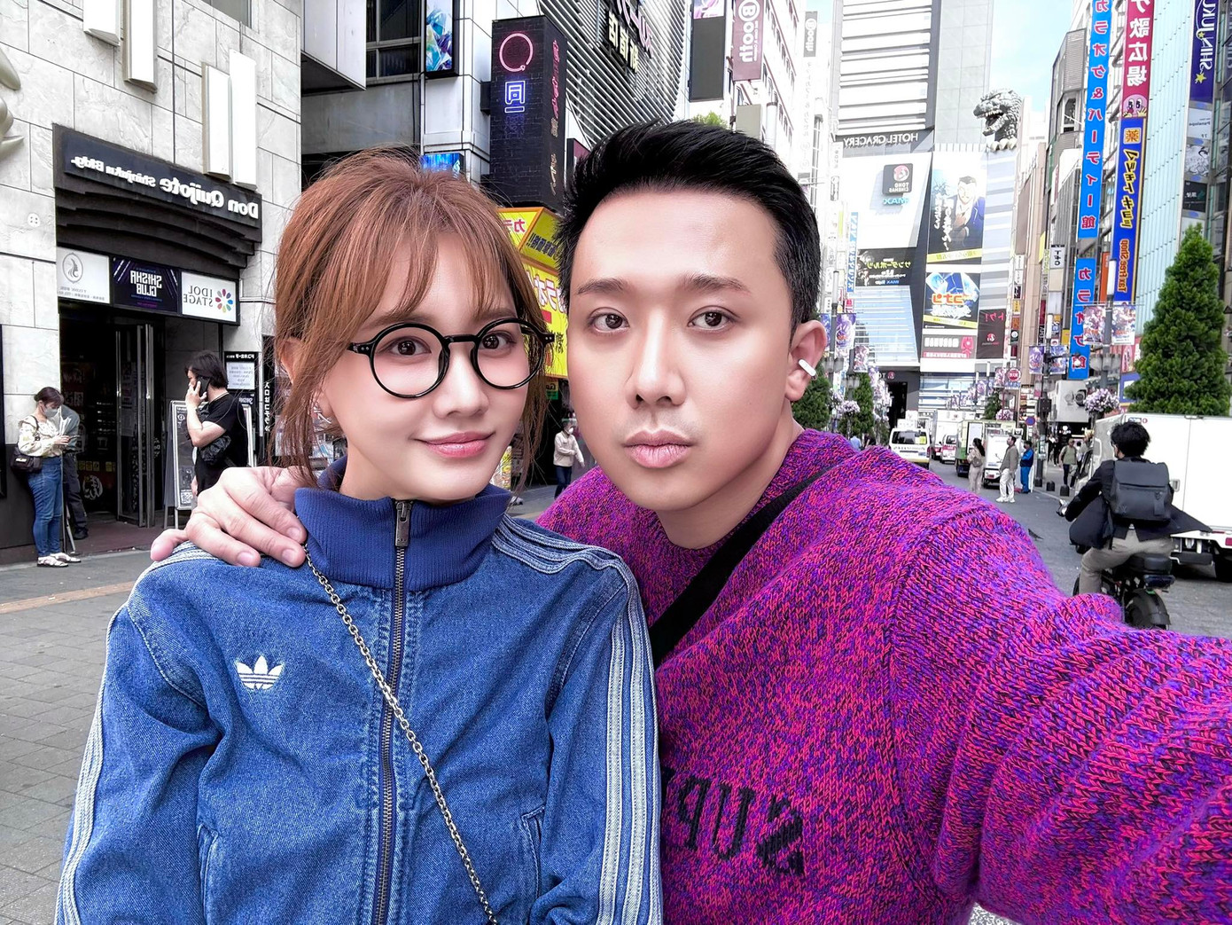 Trấn Thành và Hari Won quảng bá Bộ tứ báo thủ tại Nhật Bản. Trấn Thành và Hari Won quảng bá Bộ tứ báo thủ tại Nhật Bản.