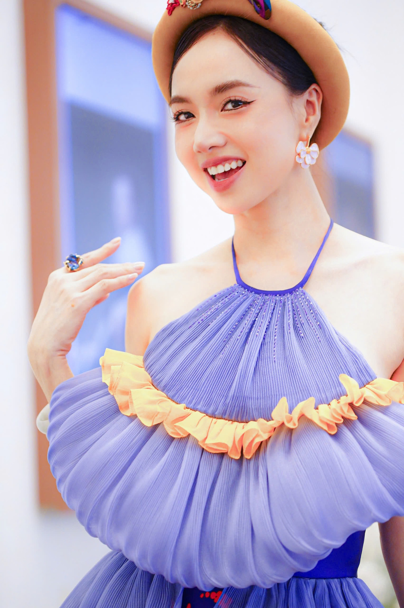 Đinh Ngọc Diệp thừa nhận ê-kíp sản xuất từng đặt nghi vấn về khả năng bán vé của cô và diễn viên Quốc Huy. Thực tế, cả hai chưa từng đảm nhận những dự án mang lại doanh thu trăm tỷ. “Nếu tôi là nhà đầu tư, tôi cũng đặt câu hỏi như vậy để bảo vệ dòng tiền của mình. Ban đầu, tôi có chút chạnh lòng nhưng tôi cảm ơn những ý kiến đó, để bản thân không ngừng cố gắng”, Đinh Ngọc Diệp chia sẻ.