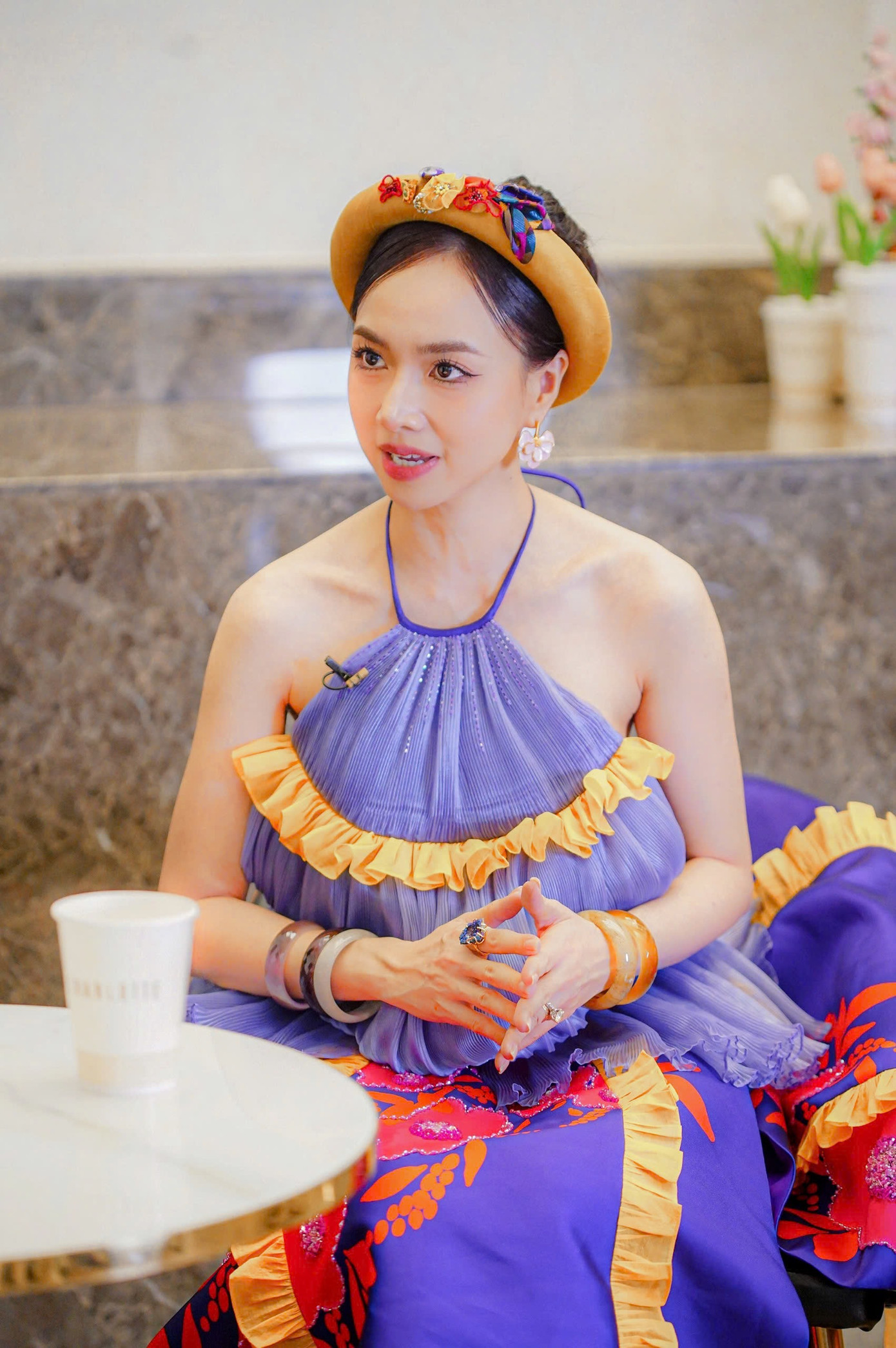 “Khán giả có thể chê vai diễn của tôi. Tôi nghĩ những vấn đề cá nhân không quan trọng bằng việc công sức của mình ảnh hưởng tới thành công bộ phim hay anh Victor Vũ. Tôi nỗ lực để chồng không mất mặt”, cô nhấn mạnh.