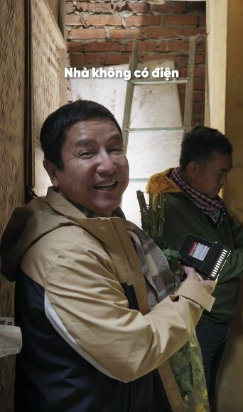 Căn hộ nằm ở cuối dãy hành lang tầng ba, đã cắt điện nước vì từ lâu không có người sinh sống. Căn hộ nằm ở cuối dãy hành lang tầng ba, đã cắt điện nước vì từ lâu không có người sinh sống.