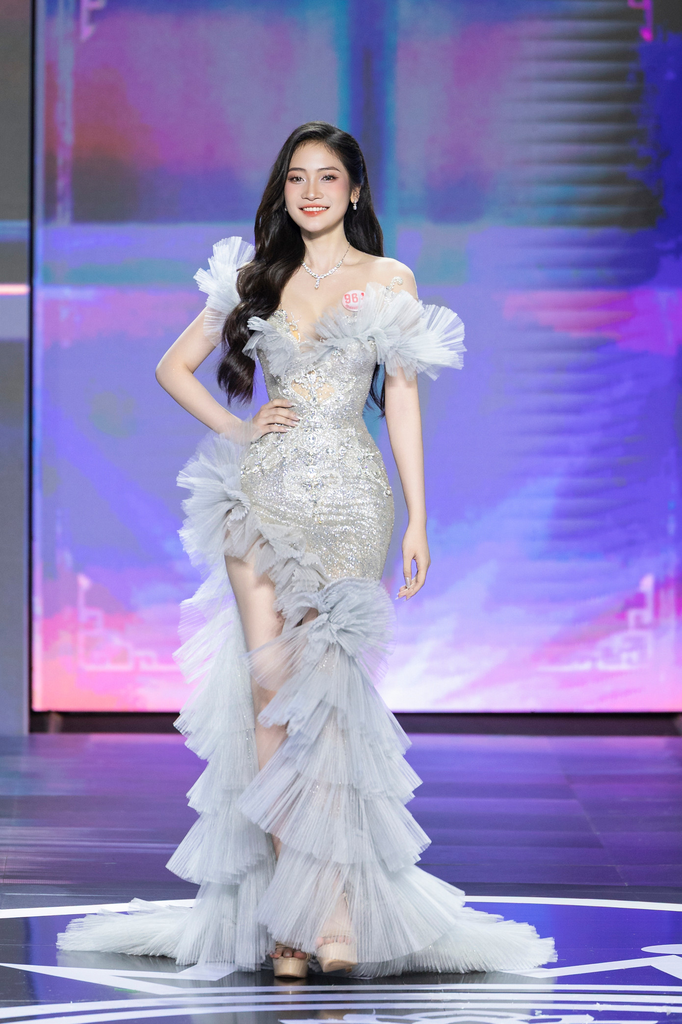 “Tôi thực sự vỡ òa trong cảm xúc. Tôi biết ơn những người luôn bên mình, là ba mẹ, gia đình, và đặc biệt biết ơn chính mình. Tôi cảm nhận mình trưởng thành hơn mỗi ngày, không chỉ về ngoại hình mà cả trong suy nghĩ, cách cư xử và sự thấu cảm. Tôi học được cách yêu thương, lắng nghe và lan tỏa nhiều giá trị tích cực hơn”, Hương Giang chia sẻ.