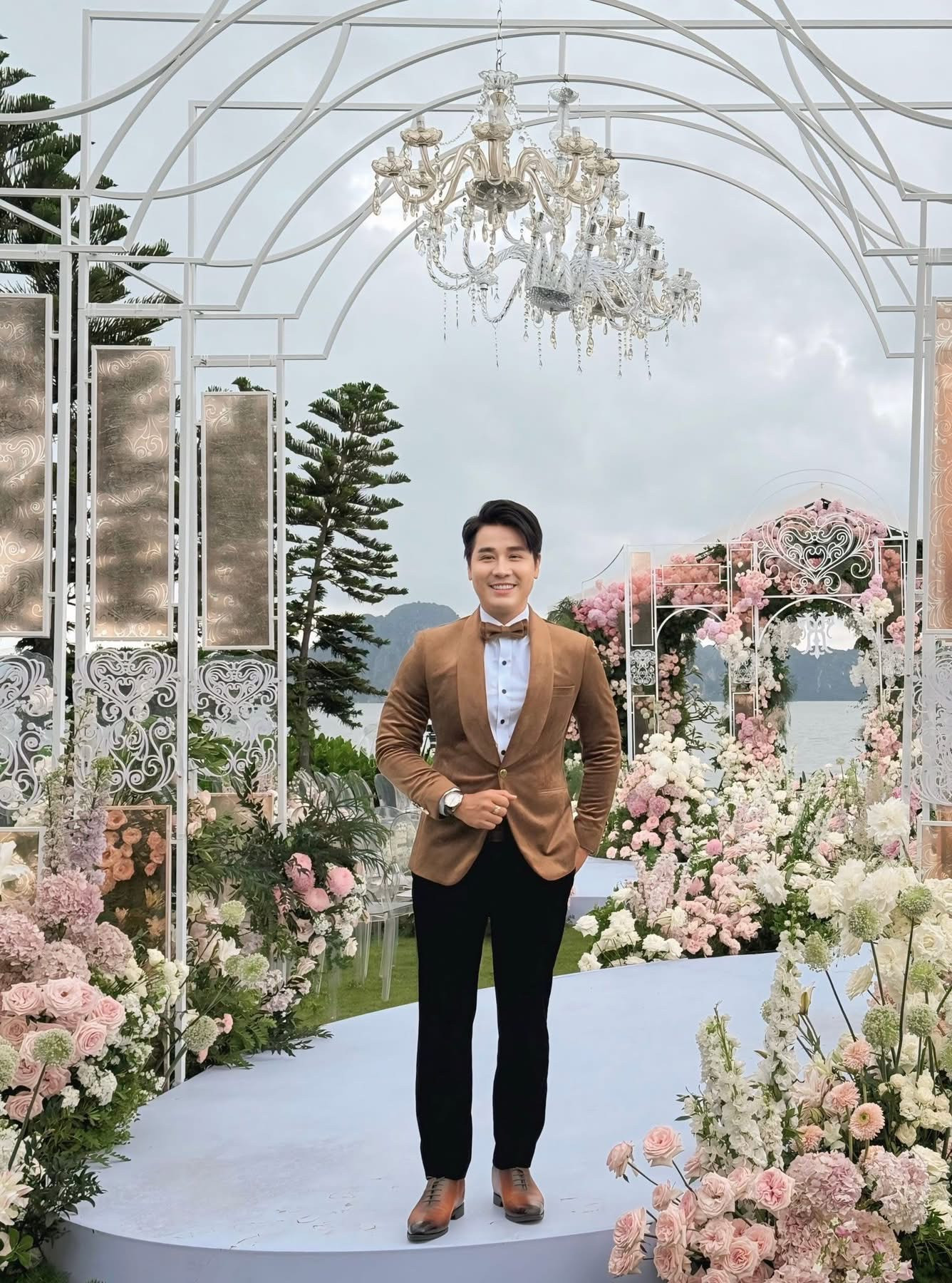 MC Nguyên Khang, Thiều Bảo Trâm và Myra Trần tham dự đám cưới Hồ Quỳnh Hương. MC Nguyên Khang, Thiều Bảo Trâm và Myra Trần tham dự đám cưới Hồ Quỳnh Hương.