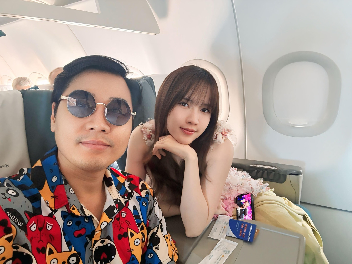 MC Nguyên Khang, Thiều Bảo Trâm và Myra Trần tham dự đám cưới Hồ Quỳnh Hương. MC Nguyên Khang, Thiều Bảo Trâm và Myra Trần tham dự đám cưới Hồ Quỳnh Hương.