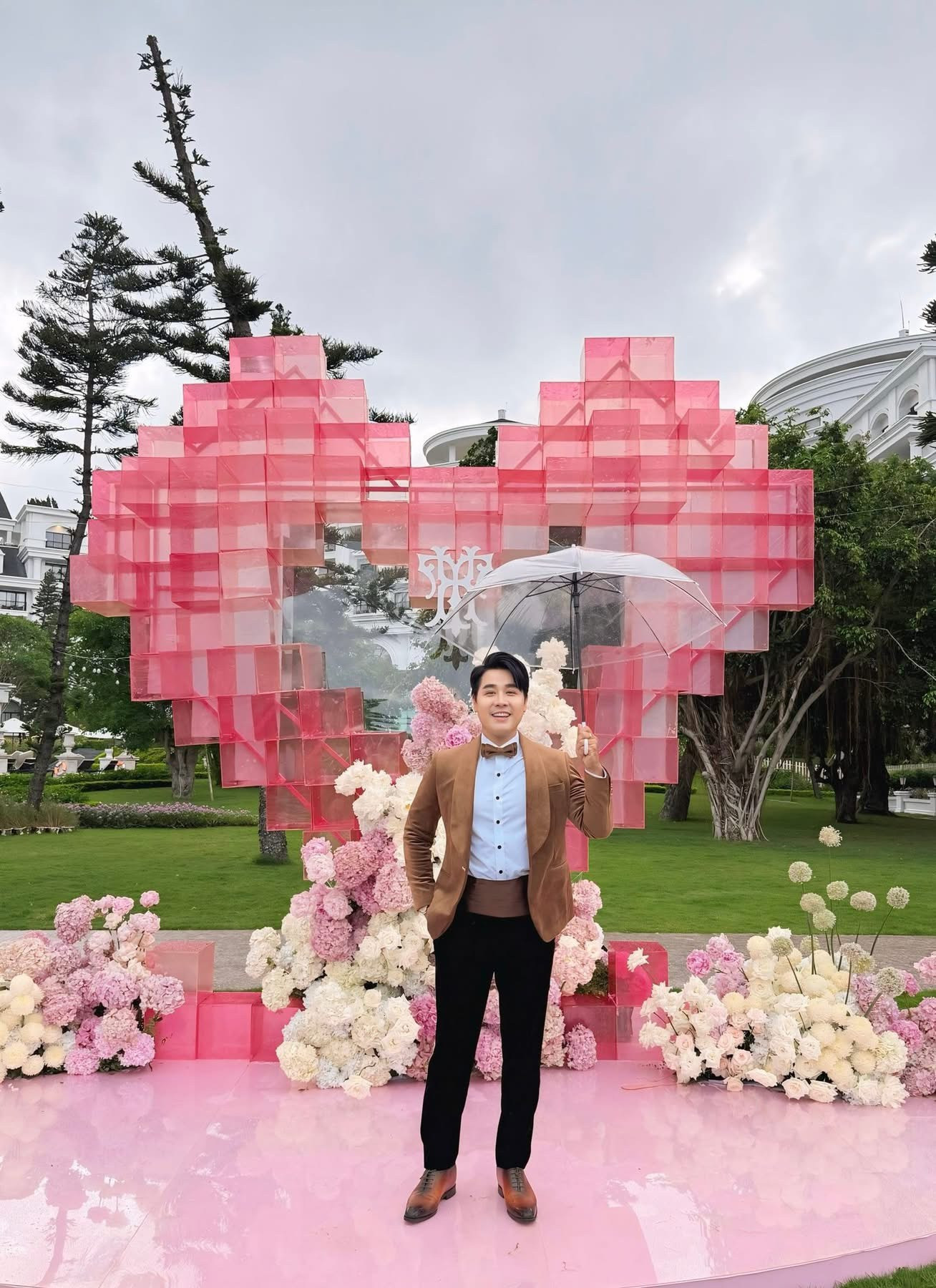 MC Nguyên Khang, Thiều Bảo Trâm và Myra Trần tham dự đám cưới Hồ Quỳnh Hương. MC Nguyên Khang, Thiều Bảo Trâm và Myra Trần tham dự đám cưới Hồ Quỳnh Hương.