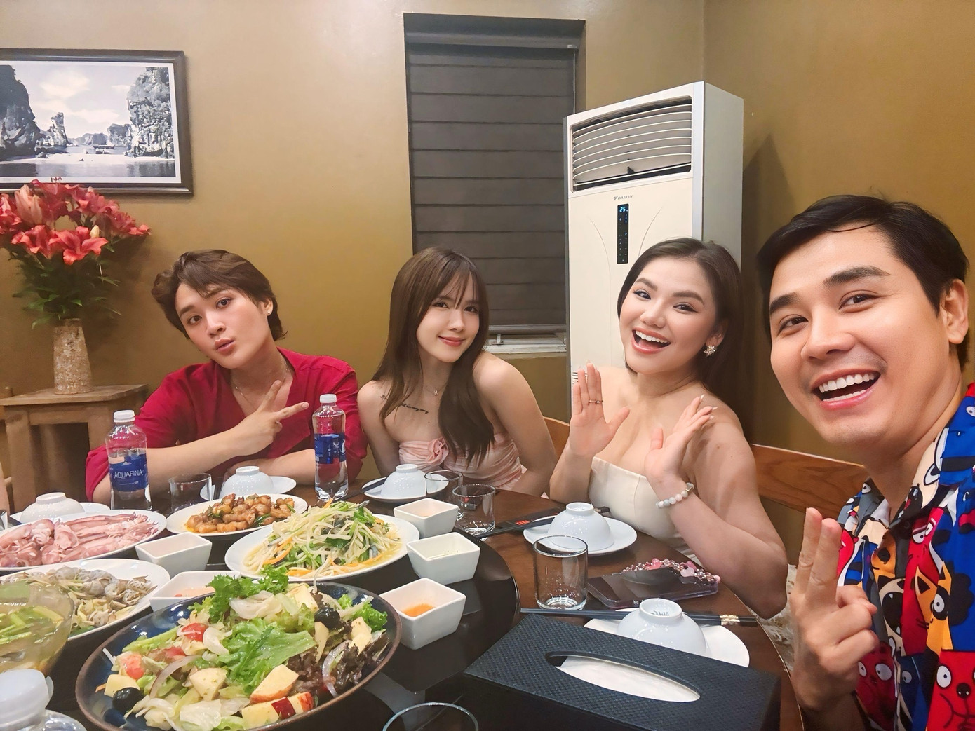 MC Nguyên Khang, Thiều Bảo Trâm và Myra Trần tham dự đám cưới Hồ Quỳnh Hương. MC Nguyên Khang, Thiều Bảo Trâm và Myra Trần tham dự đám cưới Hồ Quỳnh Hương.